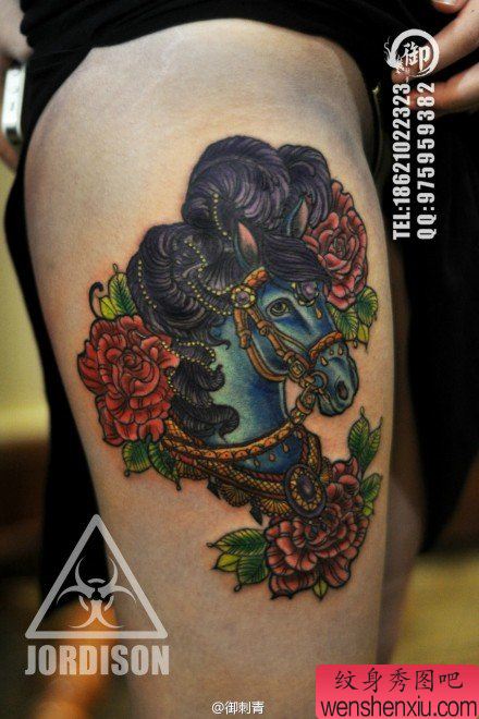 男生腿部流行很酷的马纹身图案