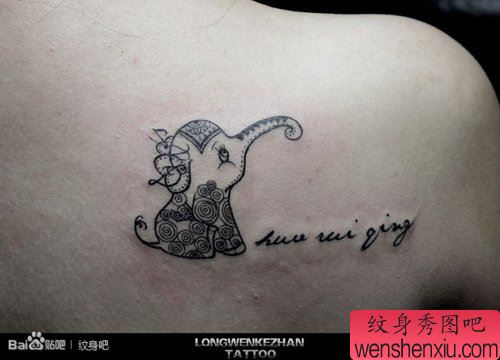 女生肩背可爱时尚的小象纹身图案