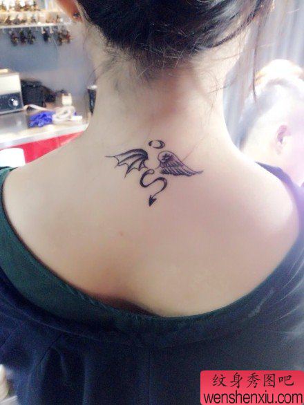 女生后脖子流行经典的小翅膀纹身图案