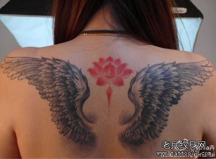 女生后背流行唯美的黑白翅膀纹身图案