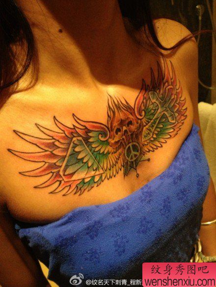 女生胸前流行很酷的翅膀纹身图案
