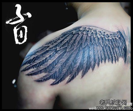 男生后肩背流行很帅的黑白翅膀纹身图案