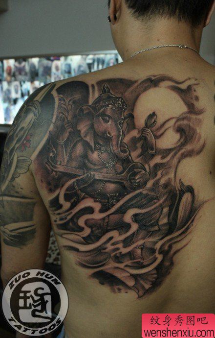 后背肩背经典的一幅象鼻神纹身图案