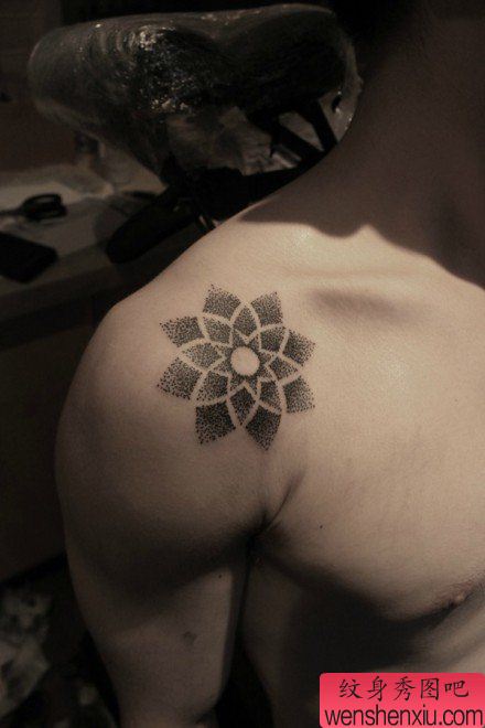 男生肩膀处经典流行的点刺图腾纹身图案