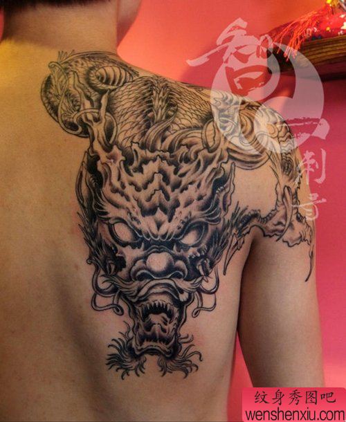 男生肩背很酷流行的黑白龙纹身图案