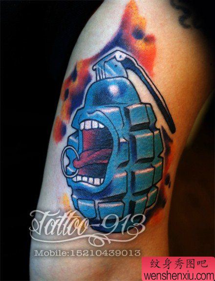 手臂一幅手雷纹身图案
