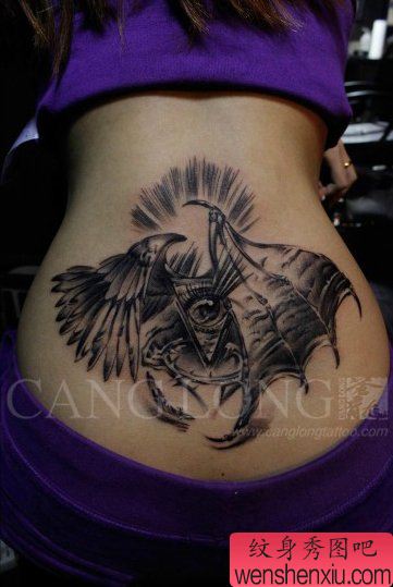 女生腰部流行很帅的恶魔与天使的翅膀纹身图案