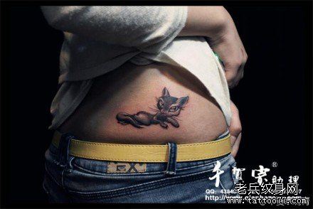 女生腰部小巧可爱的狐狸纹身图案
