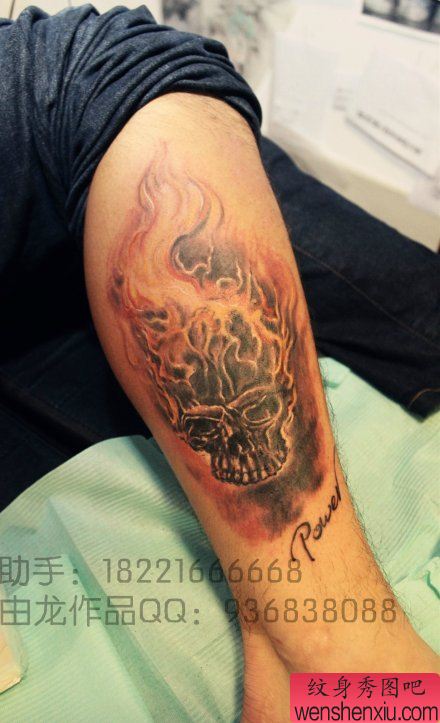 腿部流行很酷的一幅骷髅与火焰纹身图案