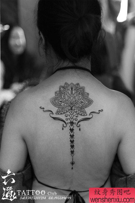 女生后背流行流行的梵莲花纹身图案