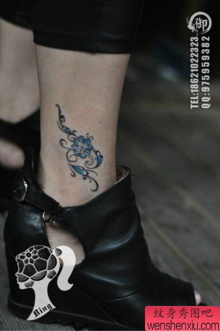 女生腿部流行经典的图腾四叶草纹身图案