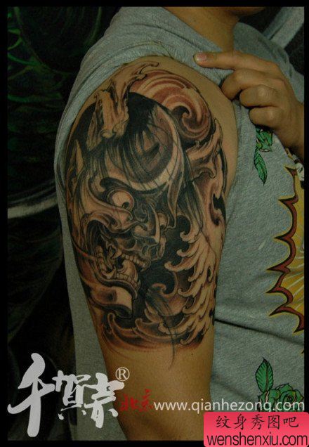 手臂流行很酷的黑白般若纹身图案