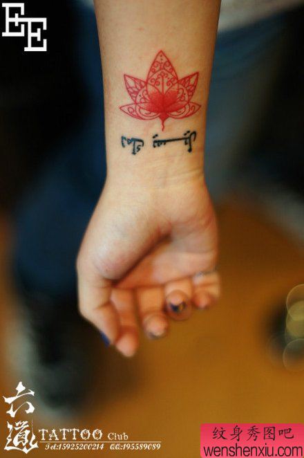 女生手腕流行小巧的莲花纹身图案