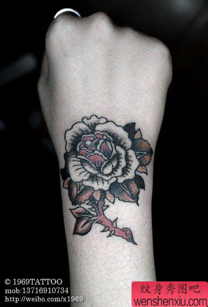 女生手腕唯美的玫瑰花纹身图案