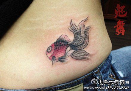 女生腰部小巧唯美的小金鱼纹身图案