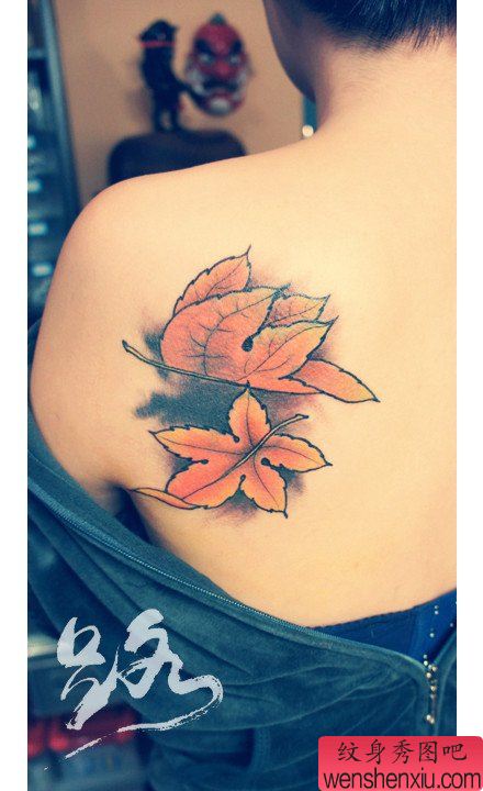 女生肩背唯美流行的枫叶纹身图案