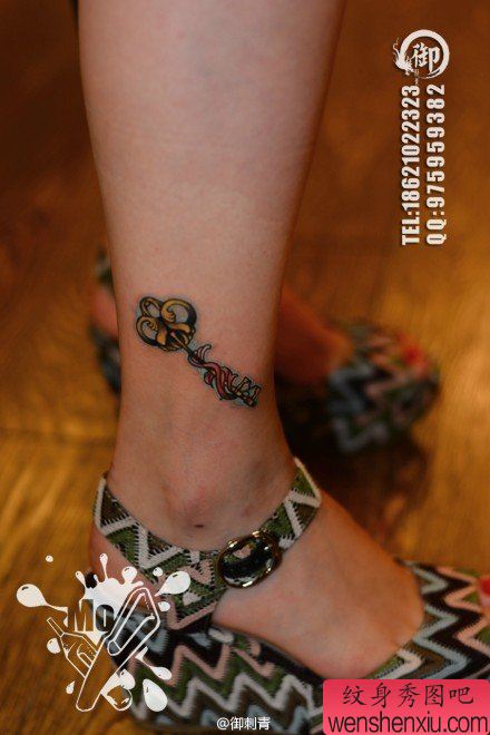 女生脚踝处小巧流行的钥匙纹身图案