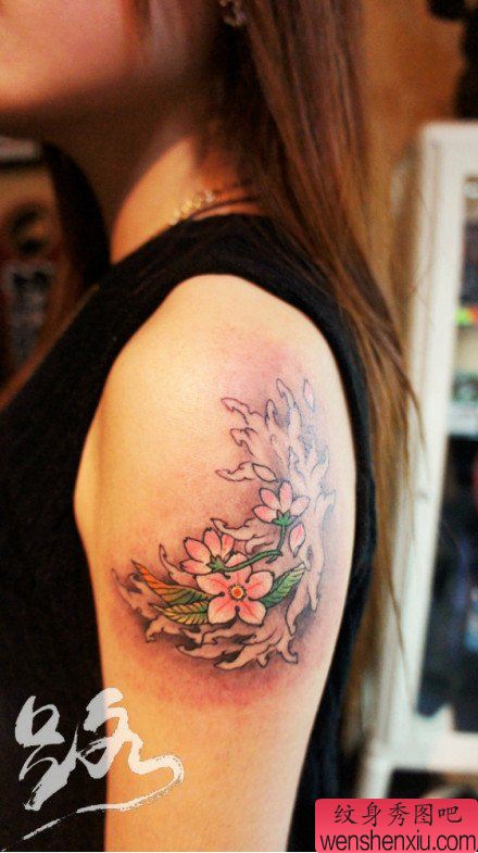 女生手臂流行的小花卉纹身图案