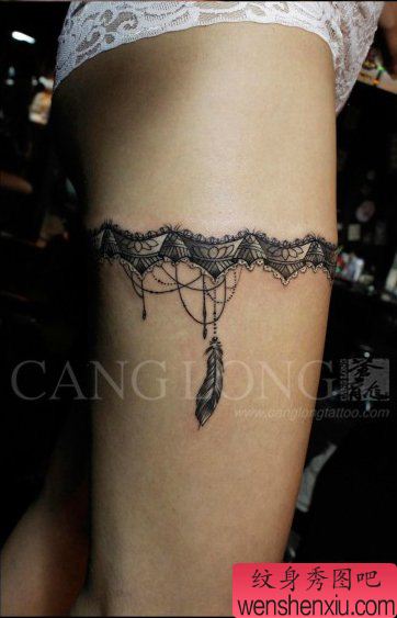美女腿部流行流行的蕾丝纹身图案