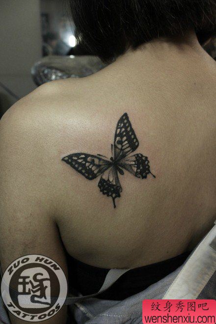 女生肩背唯美流行的黑白蝴蝶纹身图案