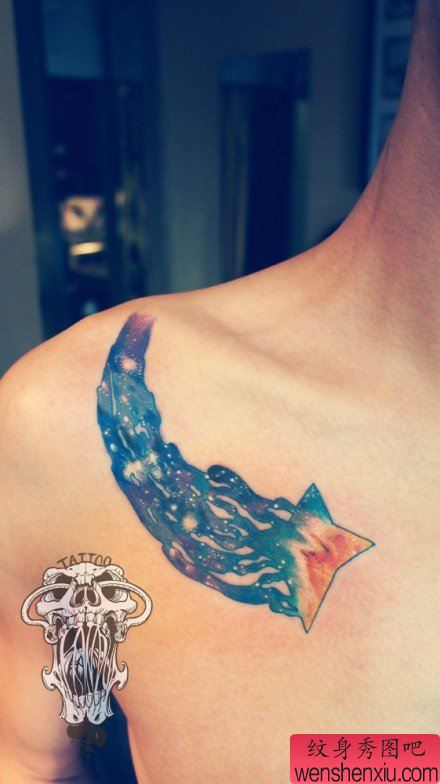 一幅唯美流行的彩色星空纹身图案