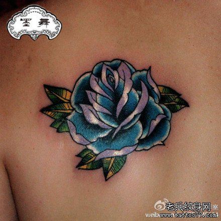 后背唯美流行的一幅玫瑰花纹身图案