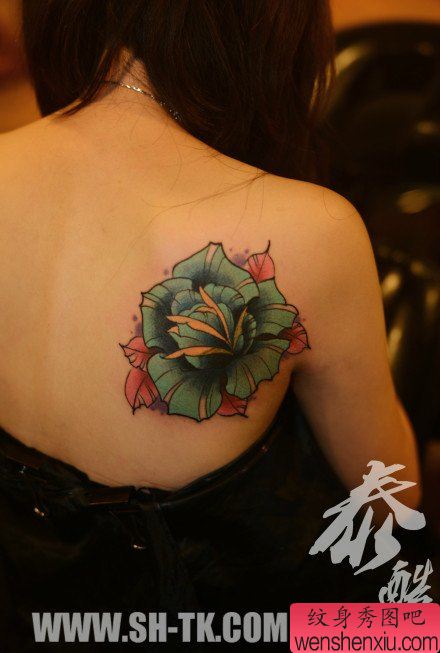 女生后背流行漂亮的玫瑰花纹身图案