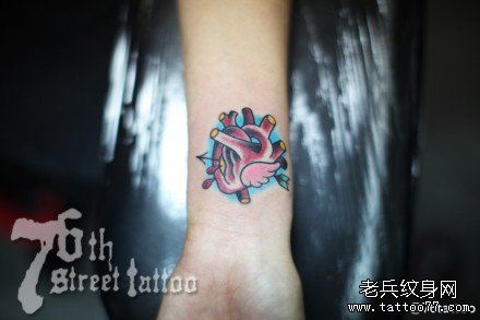 女生手腕唯美流行的小心脏纹身图案