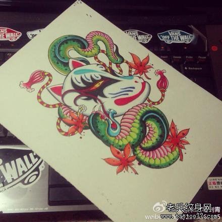 流行流行的一幅蛇与面具纹身手稿