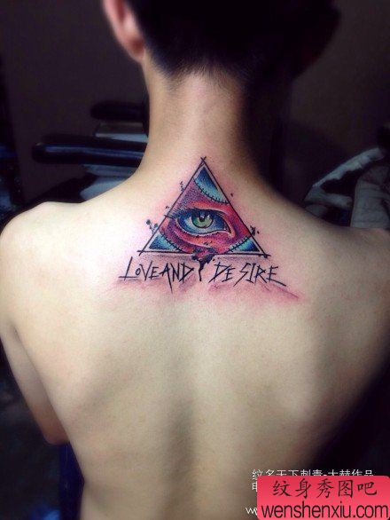 男生脖子处经典流行的三角眼睛纹身图案