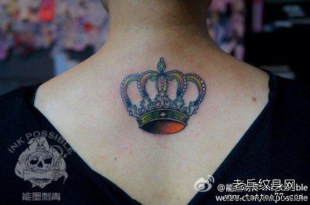 后背唯美流行的一幅皇冠纹身图案