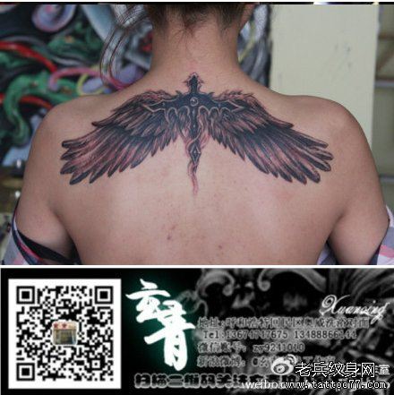 女生后背流行经典的十字架翅膀纹身图案