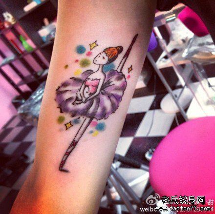 手臂一幅跳舞的女孩纹身图案