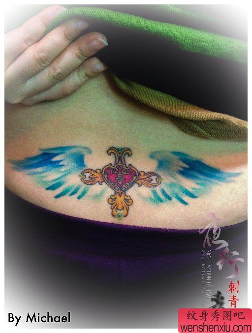 女生腰部唯美好看的十字架翅膀纹身图案