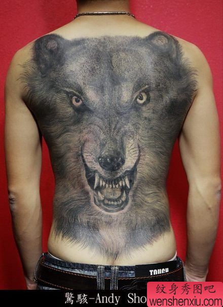 男生后背很酷经典的满背狼头纹身图案