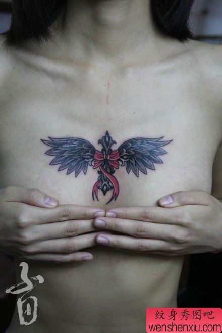 女生胸前流行流行的十字架翅膀纹身图案