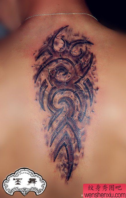 后背流行很酷的石雕图腾纹身图案