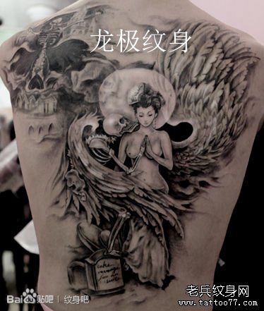 后背漂亮的古典美女与翅膀纹身图案