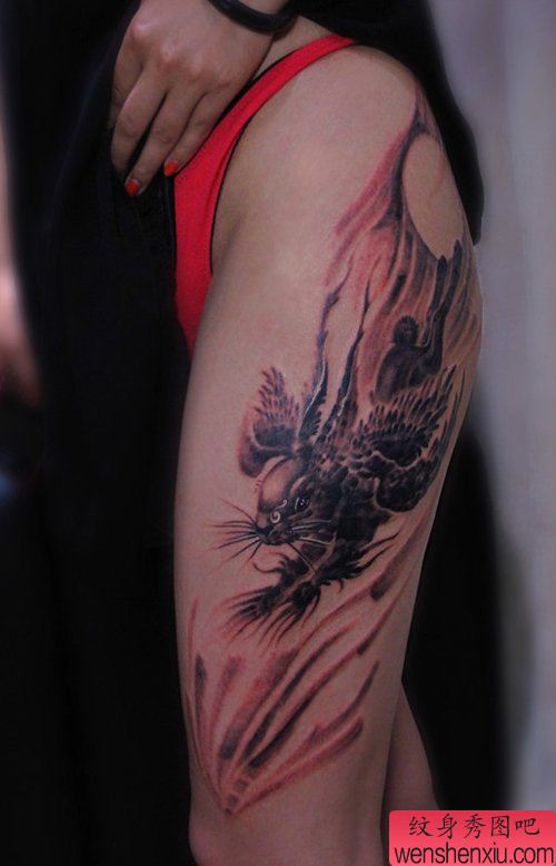 女生腿部经典的四翼兔纹身图案