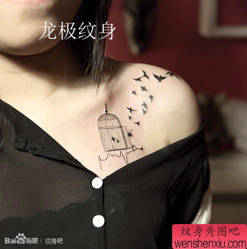 女生肩膀处小巧流行的小鸟与鸟笼纹身图案