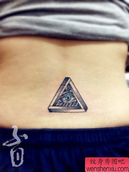 女生后腰经典的黑白全视之眼纹身图案