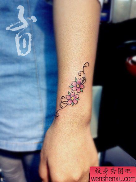女生手腕小巧的樱花纹身图案
