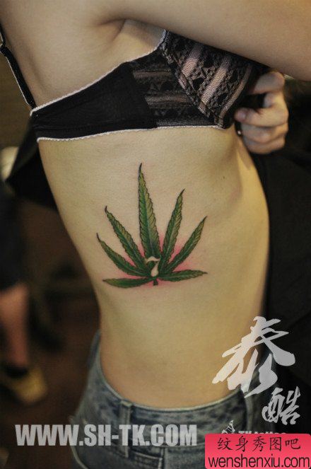 美女侧腰流行精美的大麻叶纹身图案