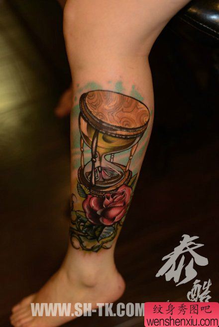 女生腿部精美流行的沙漏与玫瑰纹身图案