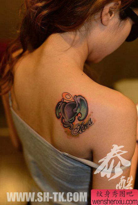 女生肩背唯美小巧的爱心翅膀纹身图案