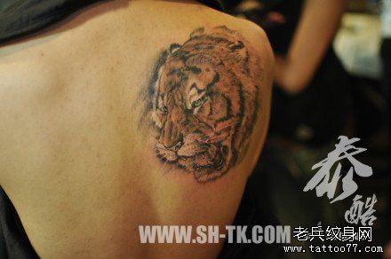 女生后背流行很酷的虎头纹身图案