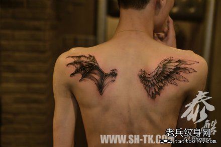后背精美流行的天使与恶魔的翅膀纹身图案