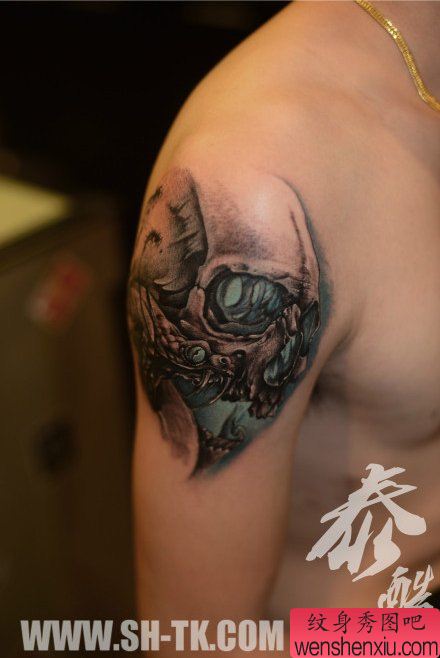 手臂帅气流行的一幅欧美骷髅纹身图案