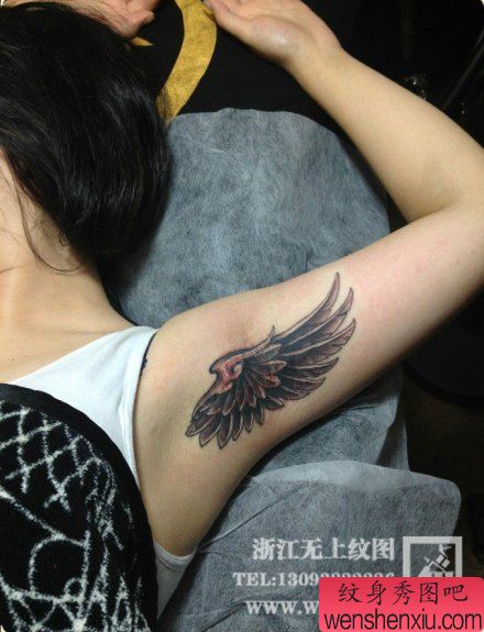 女生腋下一幅翅膀纹身图案