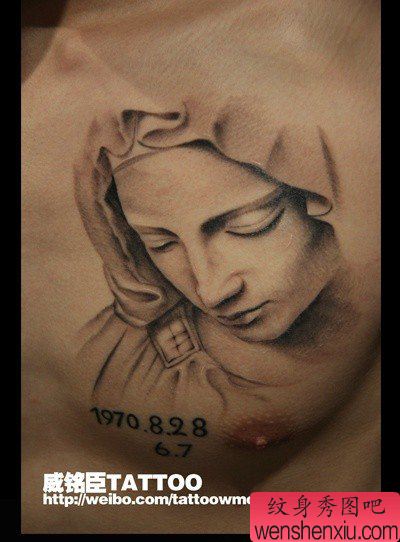 胸前一幅流行经典的圣母肖像纹身图案